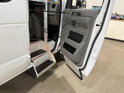 Used 2014 Ford E-250 and Econoline 250 Extended w/ Power Group RWD image 33