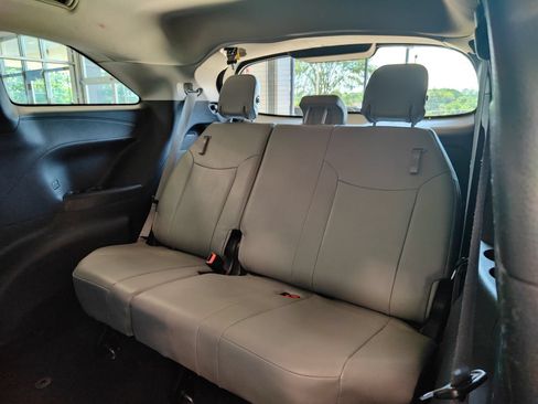 Used 2025 Toyota Sienna XLE FWD image 11