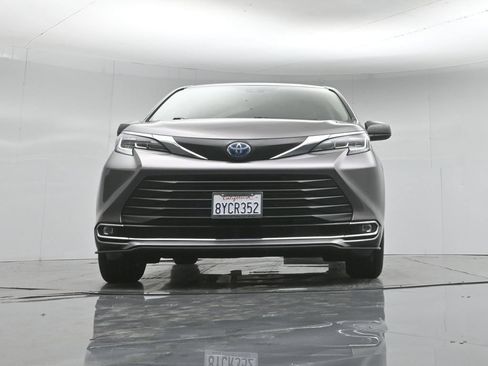 Used 2021 Toyota Sienna XLE FWD image 50