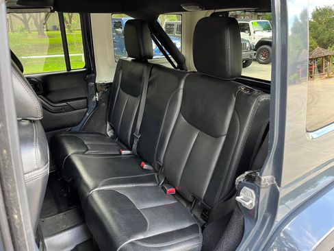 Used 2017 Jeep Wrangler Unlimited Sahara image 37