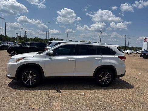 Certified 2019 Toyota Highlander XLE FWD image 1