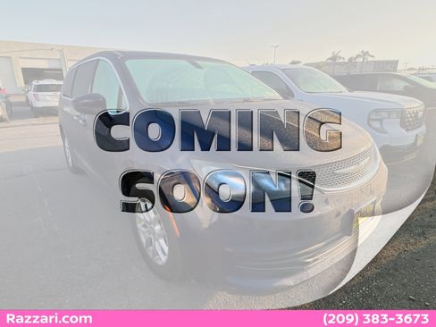 Used 2017 Chrysler Pacifica Touring image 1