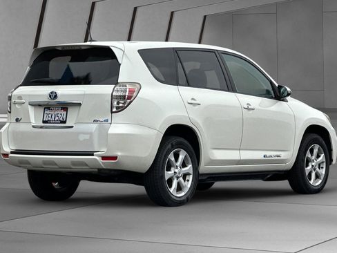 Used 2014 Toyota RAV4 EV image 4