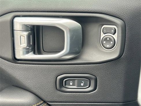Used 2020 Jeep Wrangler Unlimited Sahara image 20