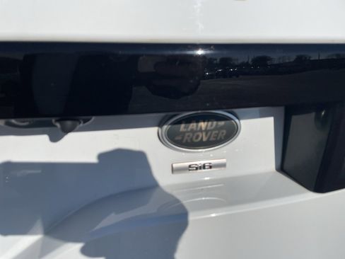Used 2017 Land Rover Discovery SE image 9