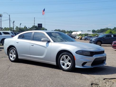 Used 2020 Dodge Charger SXT w/ Leather Interior Group RWD image 11