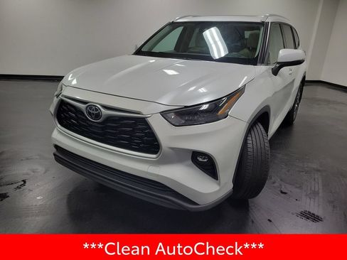 Used 2022 Toyota Highlander XLE AWD/4WD image 4