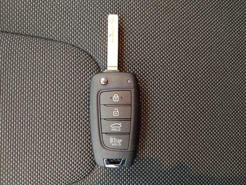 Used 2025 Hyundai Elantra SE image 32