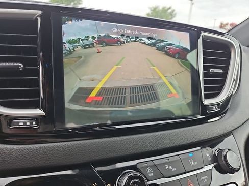 Used 2025 Chrysler Pacifica Select FWD image 14