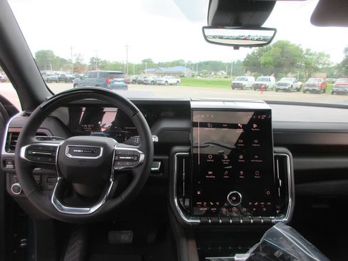 New 2026 GMC Yukon Denali w/ Denali Reserve Package AWD/4WD image 17
