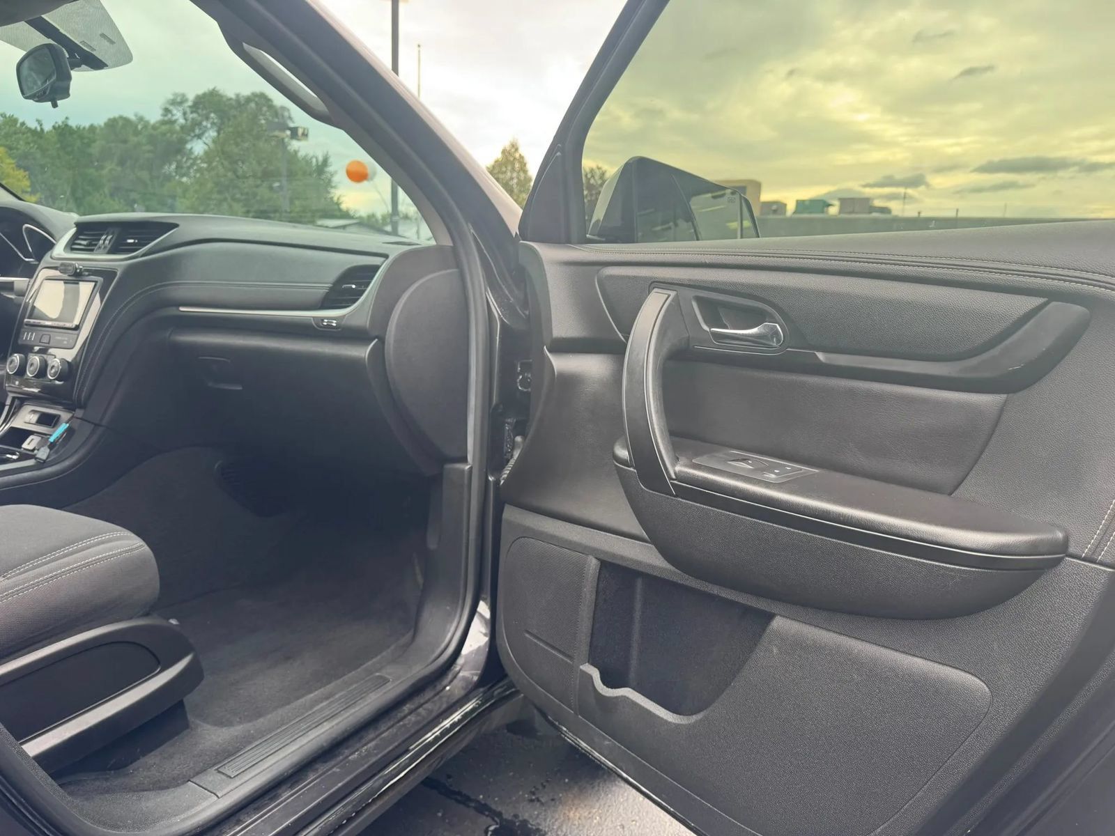 Used 2017 Chevrolet Traverse LT FWD image 15