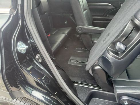 Used 2017 Toyota Highlander SE image 36
