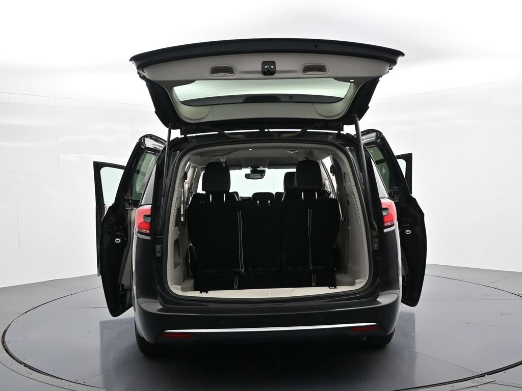 Used 2023 Chrysler Pacifica Touring-L FWD image 39
