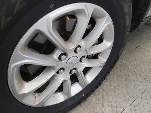 Used 2021 Jeep Grand Cherokee Laredo image 31