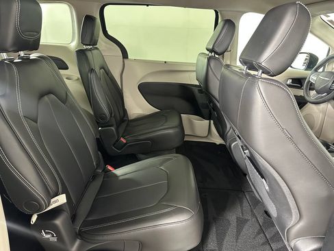 Used 2023 Chrysler Pacifica Touring-L AWD/4WD image 28