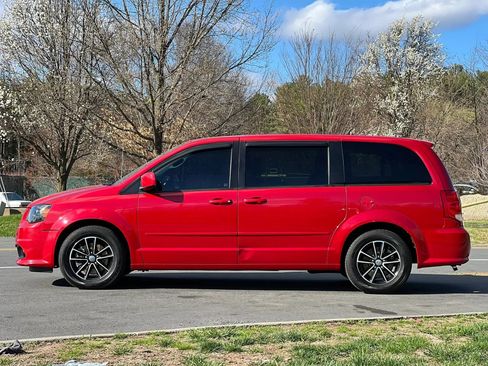 Used 2014 Dodge Grand Caravan SXT w/ UConnect Hands-Free Group FWD image 2