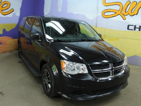 Used 2019 Dodge Grand Caravan SE w/ UConnect Hands-Free Group FWD image 2
