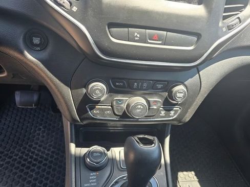 Used 2019 Jeep Cherokee Latitude Plus AWD/4WD image 20