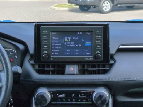 Used 2021 Toyota RAV4 LE AWD/4WD image 17