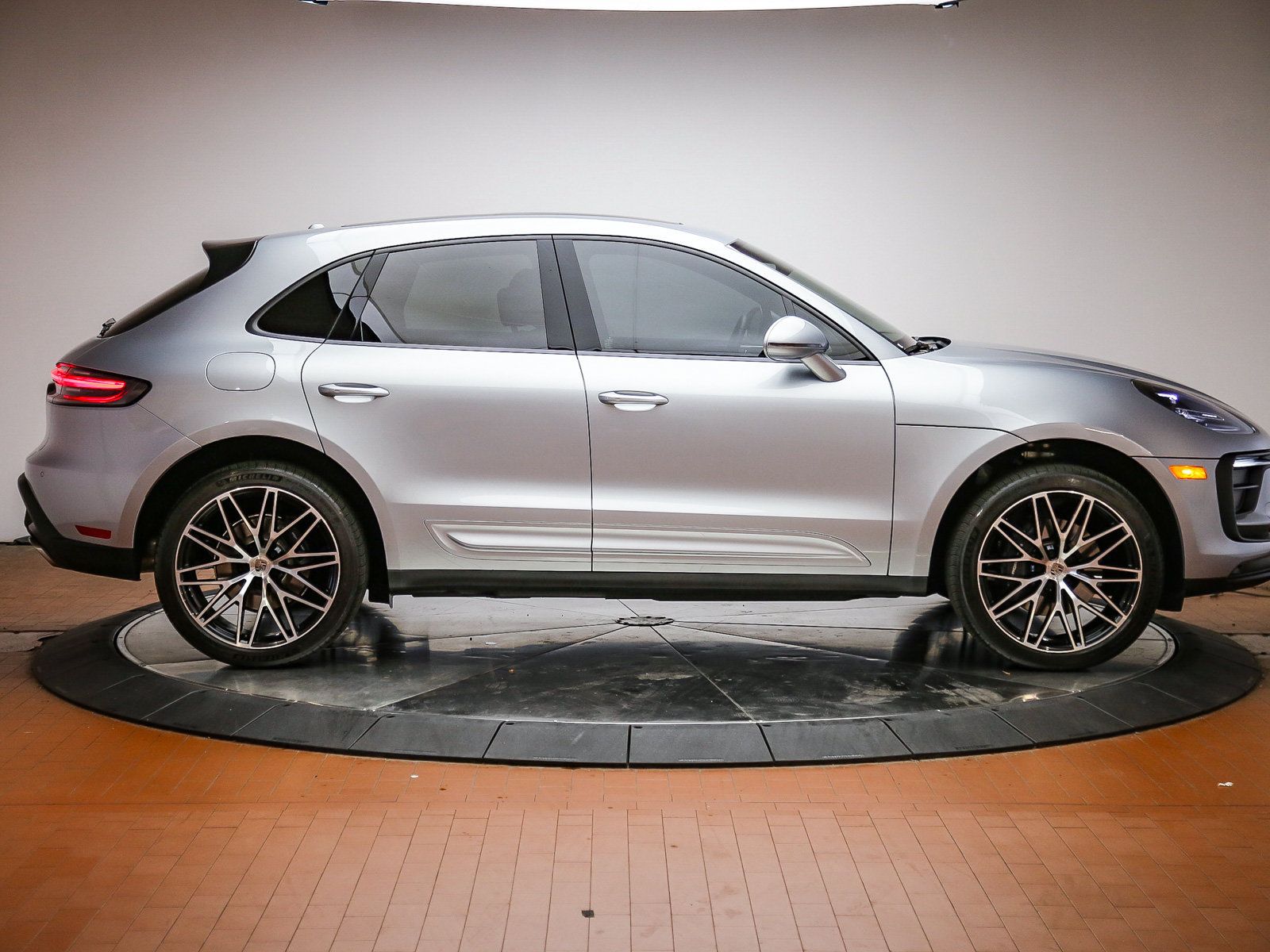Certified 2025 Porsche Macan AWD/4WD image 8