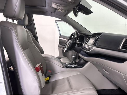 Used 2019 Toyota Highlander XLE image 6