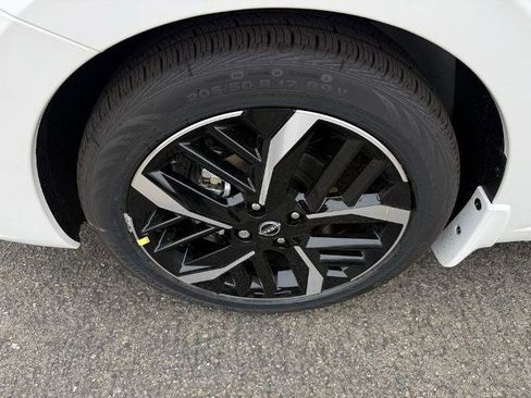 New 2025 Nissan Versa SR w/ Trunk Package FWD image 9