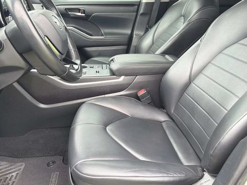 Used 2021 Toyota Highlander XLE AWD/4WD image 18