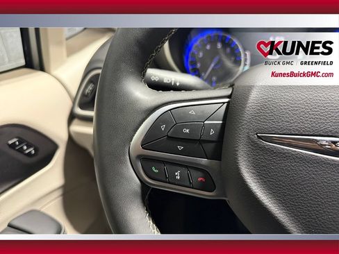 Used 2024 Chrysler Pacifica Touring-L FWD image 17