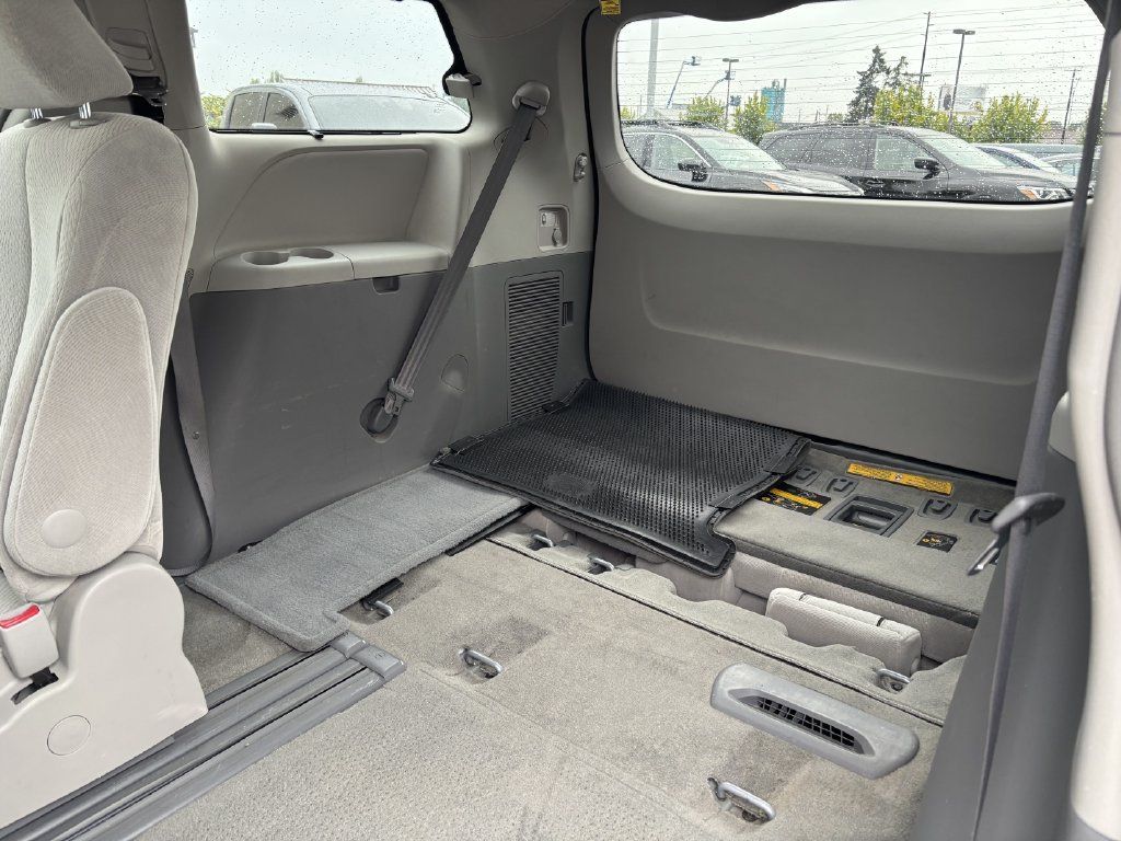 Used 2013 Toyota Sienna LE w/ Towing Pkg FWD image 25