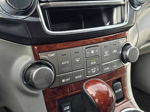 Used 2013 Toyota Highlander Limited image 27