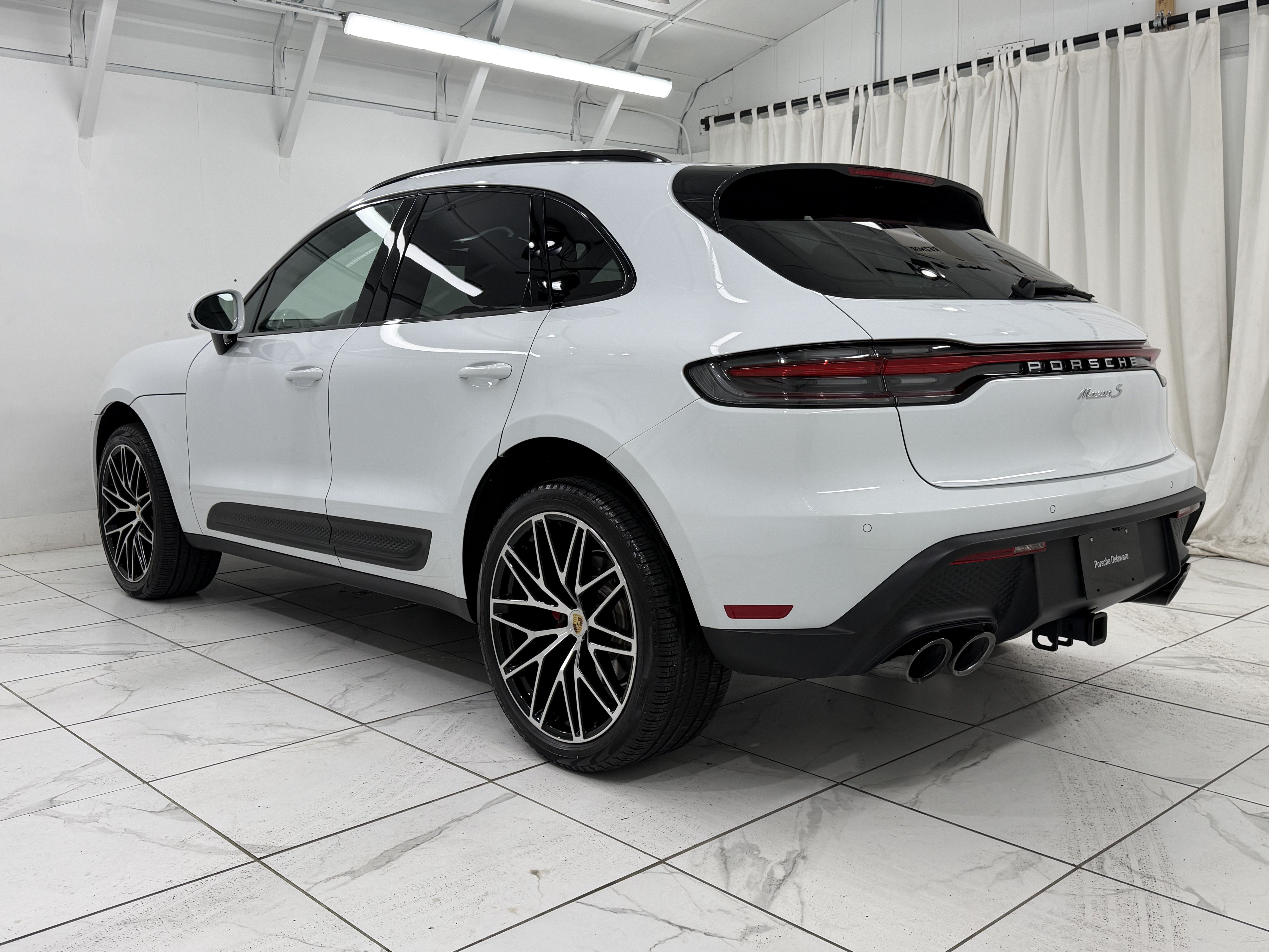 Certified 2024 Porsche Macan S AWD/4WD image 3