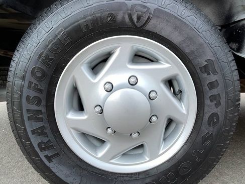 Used 2011 Ford E-350 and Econoline 350 XLT image 14