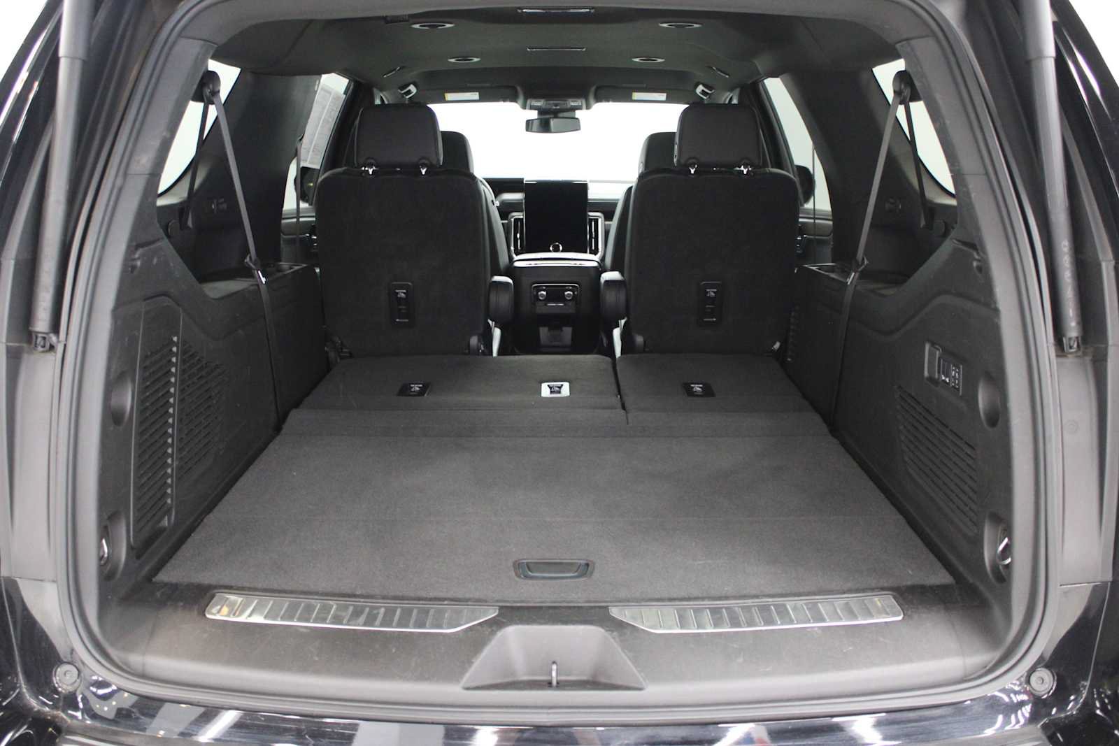 Used 2025 GMC Yukon XL Denali AWD/4WD image 14