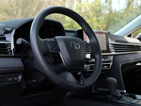 Used 2025 Toyota Camry LE image 4