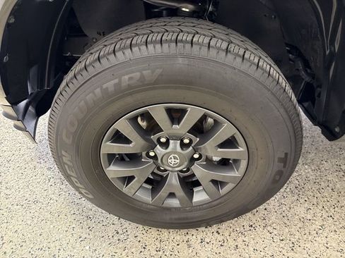 Used 2022 Toyota Tacoma SR5 w/ Technology Package RWD image 5