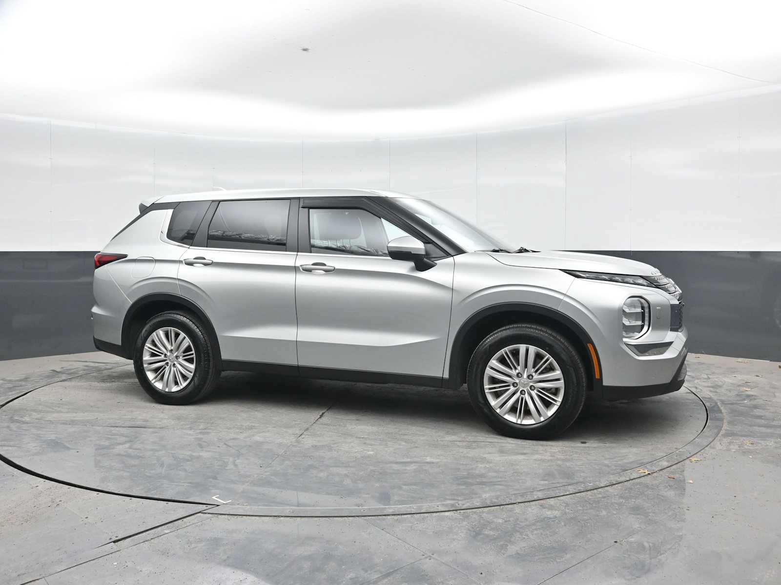Used 2024 Mitsubishi Outlander ES AWD/4WD image 8