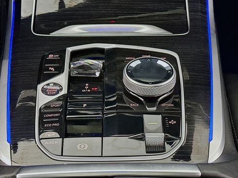 Used 2025 BMW X7 M60i AWD/4WD image 14