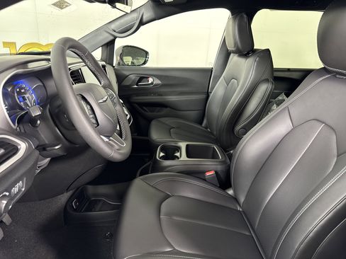 New 2026 Chrysler Voyager LX image 12