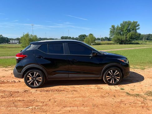 Used 2020 Nissan Kicks SV FWD image 1