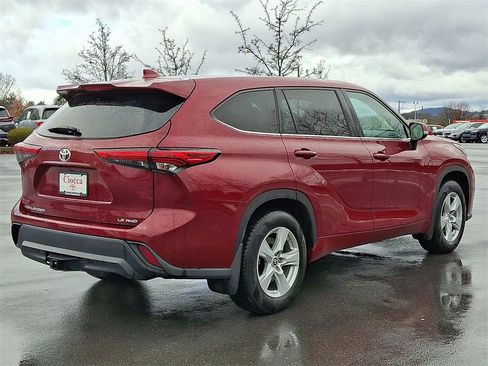 Used 2021 Toyota Highlander LE image 8