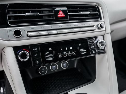 Used 2025 Genesis G70 2.5T image 26