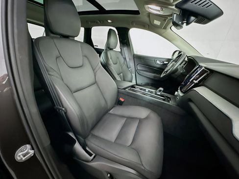 Used 2025 Volvo XC60 B5 Plus image 30