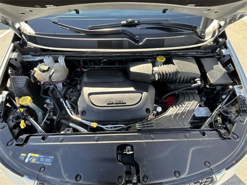 Used 2024 Chrysler Pacifica Touring-L image 17