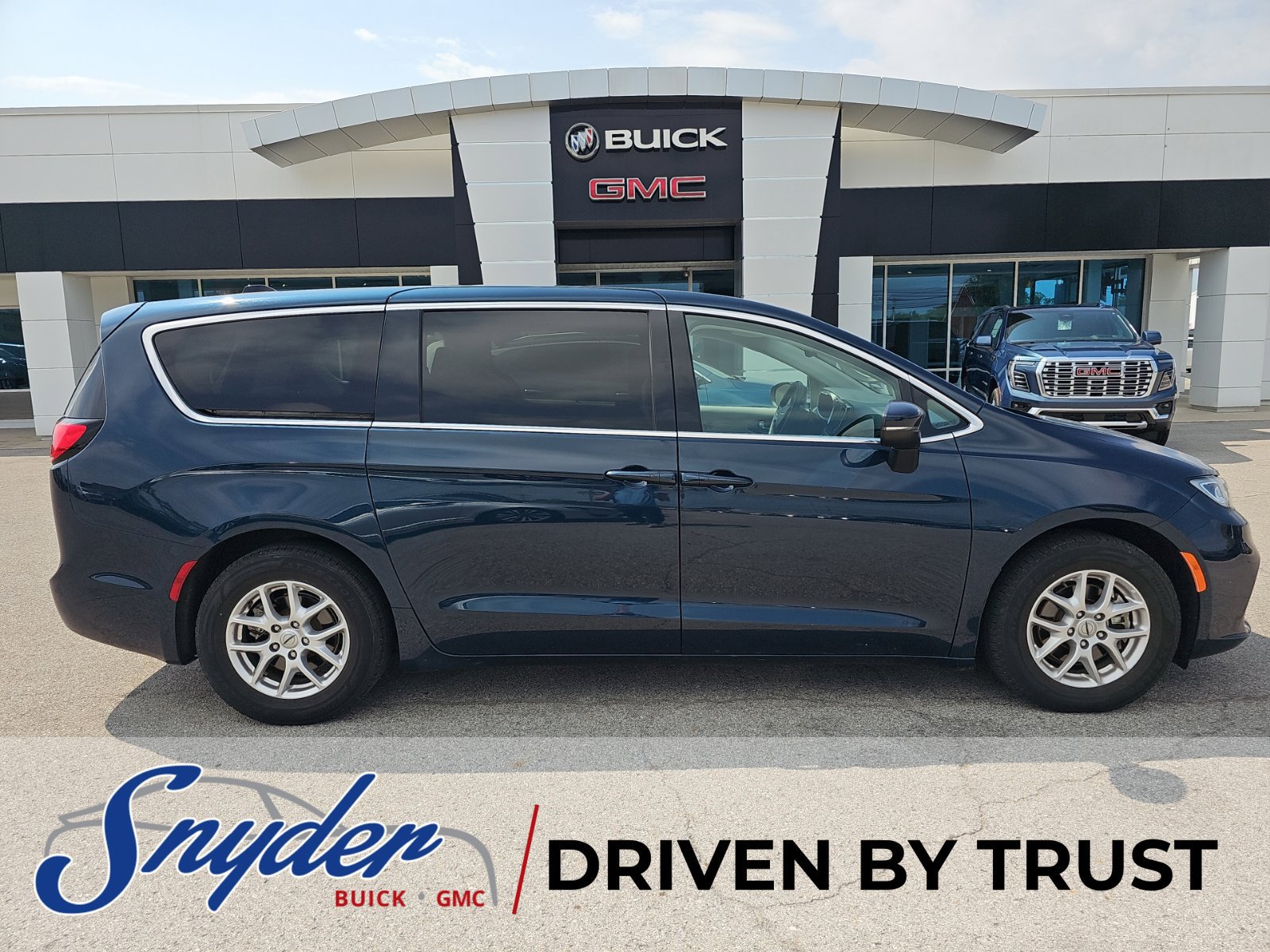 Used 2023 Chrysler Pacifica Touring-L FWD image 19