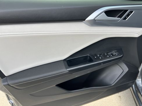 Certified 2025 Volkswagen Taos SE image 13