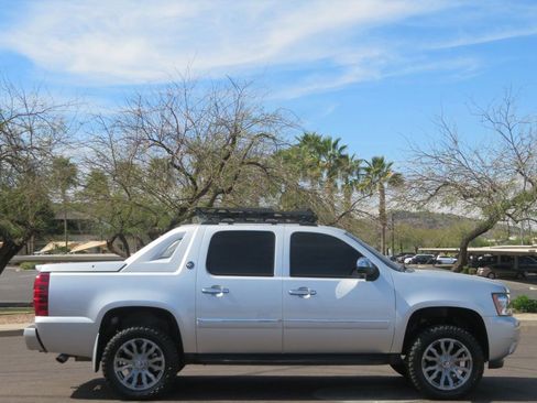Used 2013 Chevrolet Avalanche LTZ image 3
