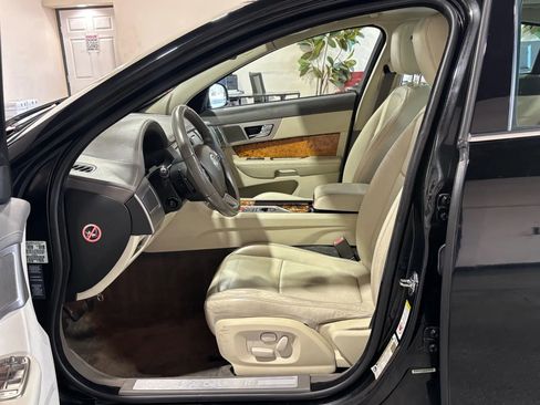 Used 2010 Jaguar XF Premium RWD image 9