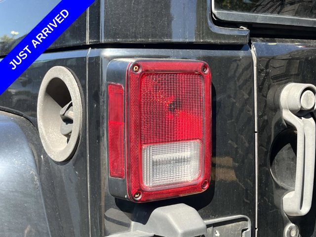 Used 2014 Jeep Wrangler Unlimited Sahara w/ Connectivity Group AWD/4WD image 9