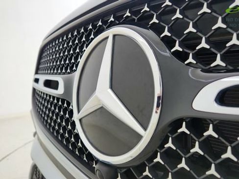 Used 2025 Mercedes-Benz GLC 300 4MATIC image 17