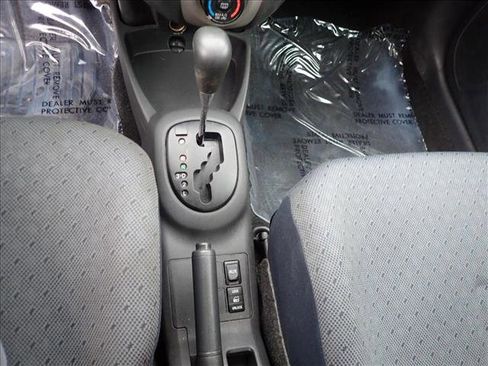 Used 2010 Toyota Yaris 4-Door Hatchback image 17